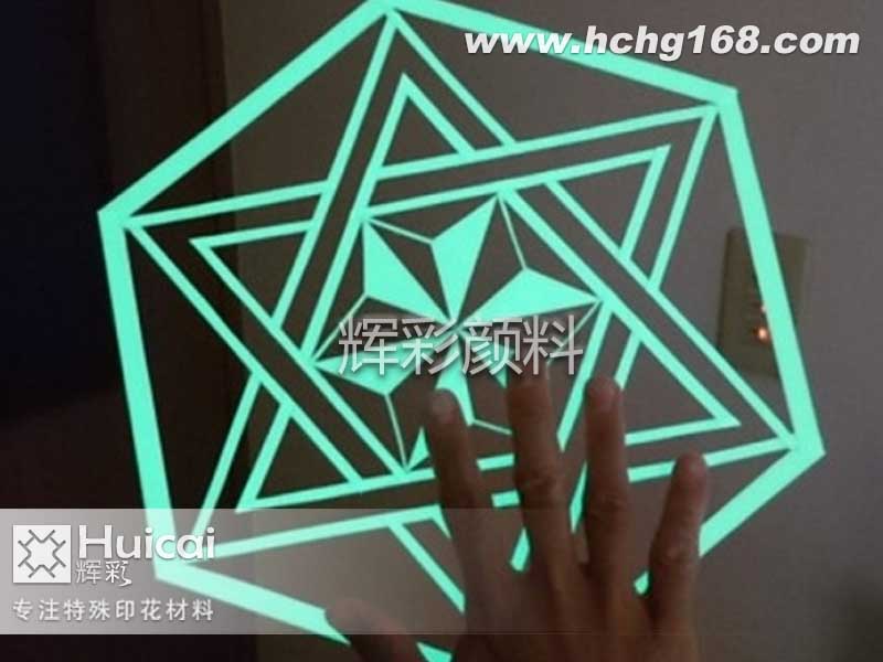 夜光胶带在黑暗中这样玩！感受炫酷的视觉盛宴！