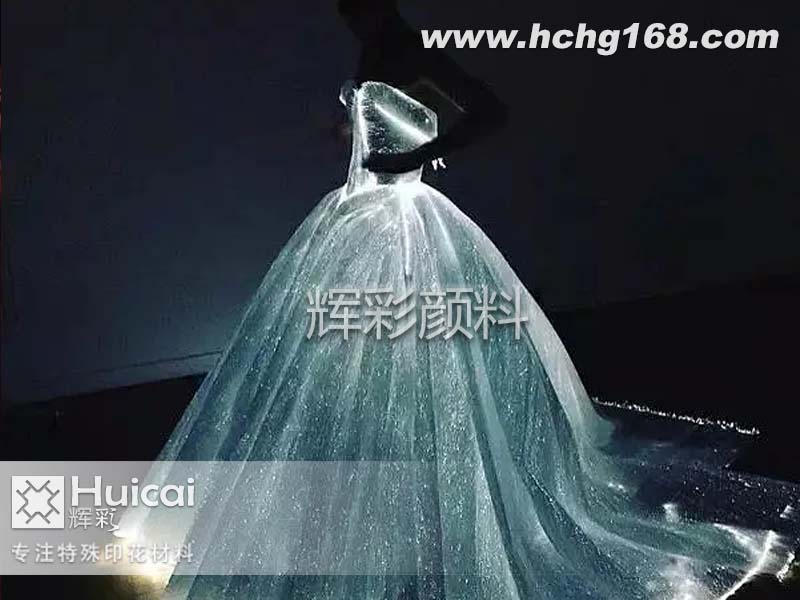 潮我看！带你欣赏闪闪发亮的夜光粉服装